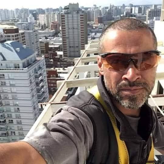 Santiago Techera trabajando en altura con seguridad
